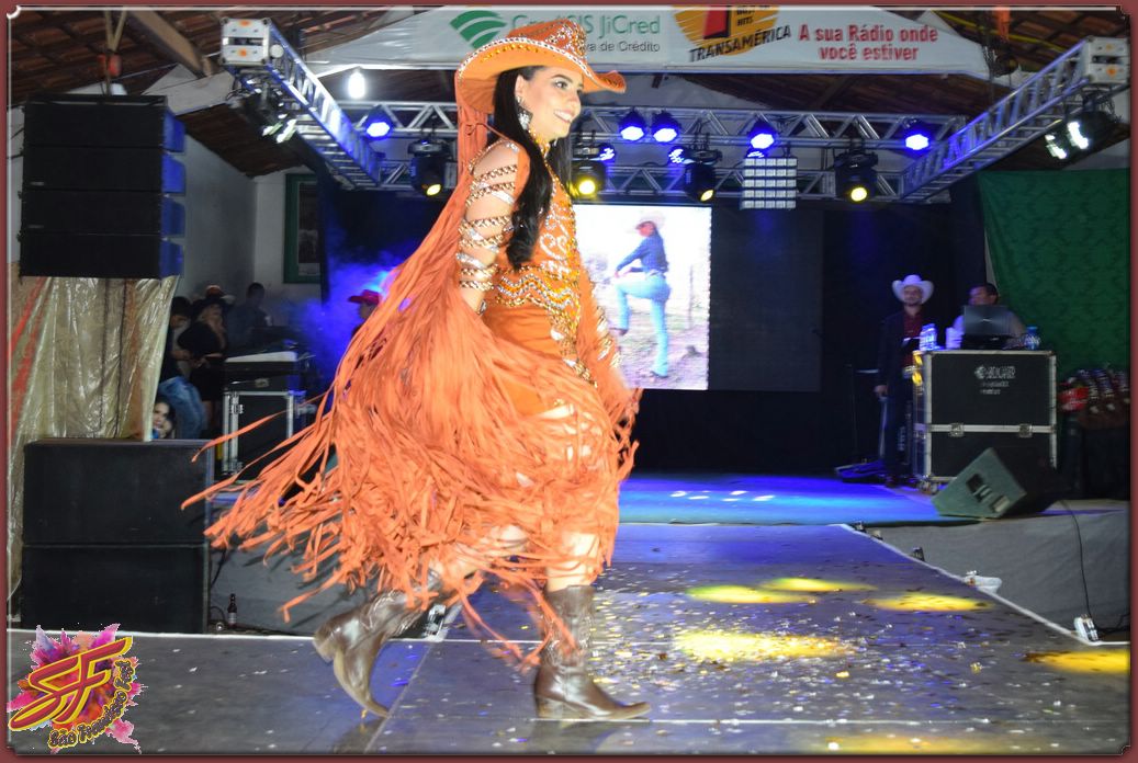 DESFILE DA RAINHA DA EXPOVALE 2019